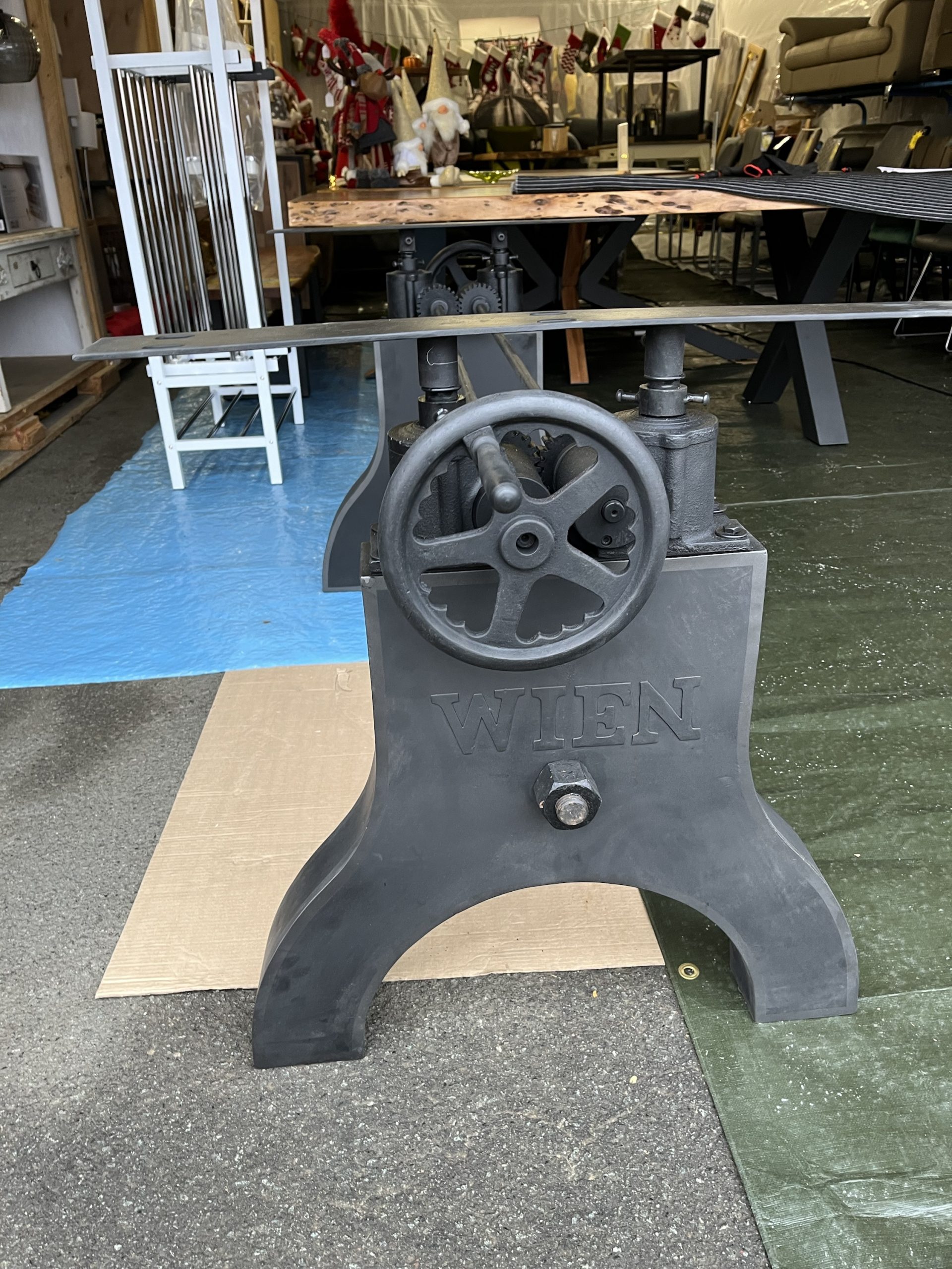 Tisch Industrie Rustikal Gusseisern
Höhenverstellbar massiv Holztisch Akazie + Echt Baumkante – Bild 7