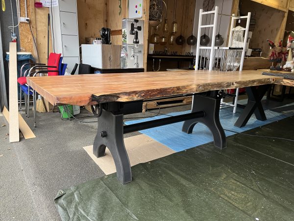 Tisch Industrie Rustikal Gusseisern
Höhenverstellbar massiv Holztisch Akazie + Echt Baumkante – Bild 14