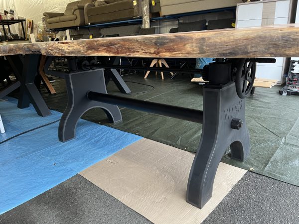 Tisch Industrie Rustikal Gusseisern
Höhenverstellbar massiv Holztisch Akazie + Echt Baumkante – Bild 16