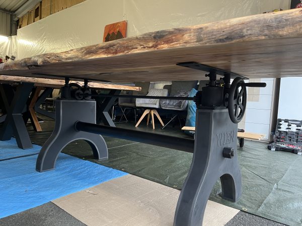 Tisch Industrie Rustikal Gusseisern
Höhenverstellbar massiv Holztisch Akazie + Echt Baumkante – Bild 17