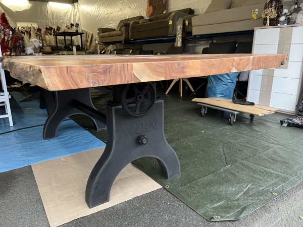 Tisch Industrie Rustikal Gusseisern
Höhenverstellbar massiv Holztisch Akazie + Echt Baumkante – Bild 15