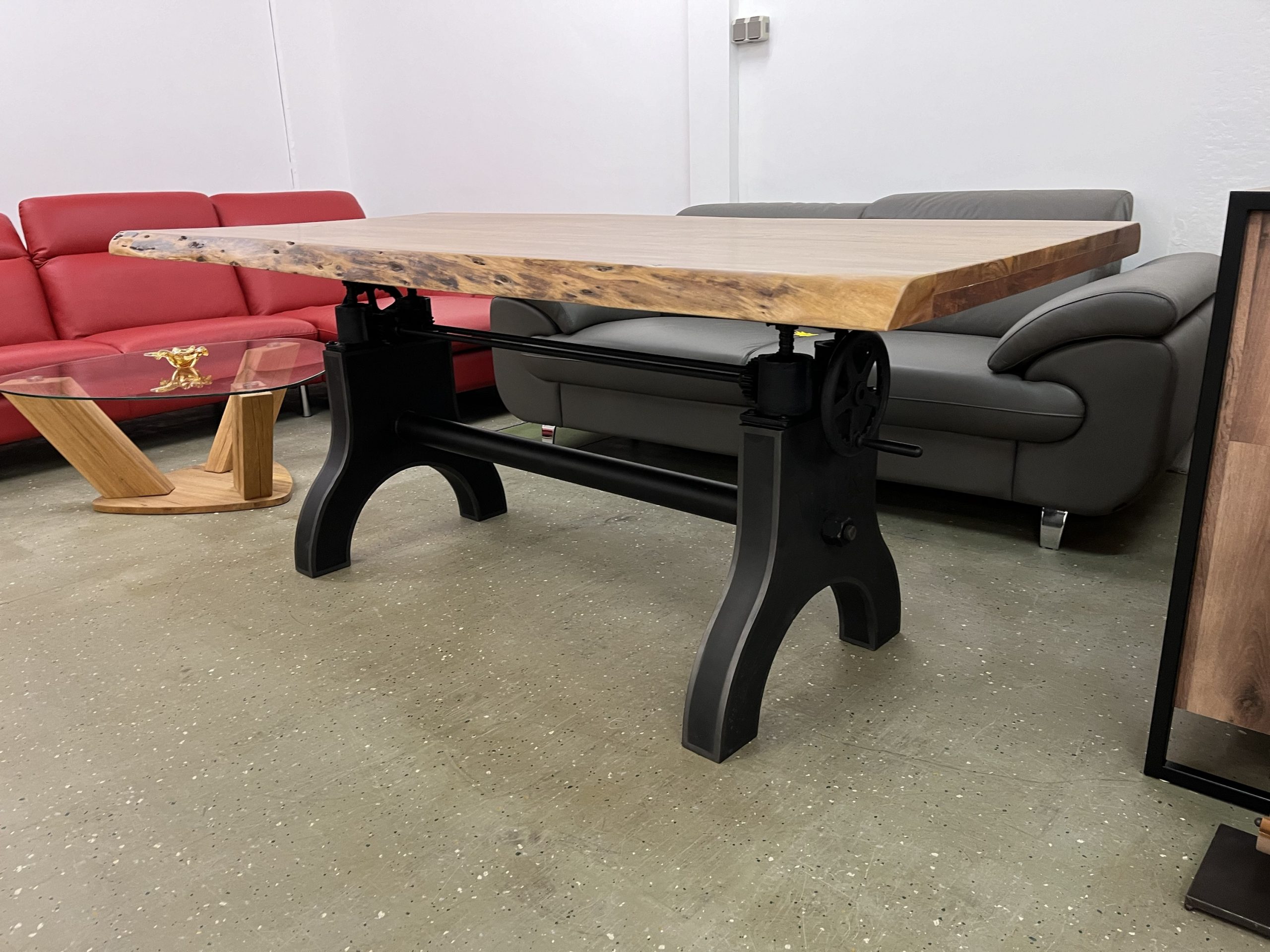 Tisch Industrie Rustikal Gusseisern
Höhenverstellbar massiv Holztisch Akazie + Echt Baumkante – Bild 18