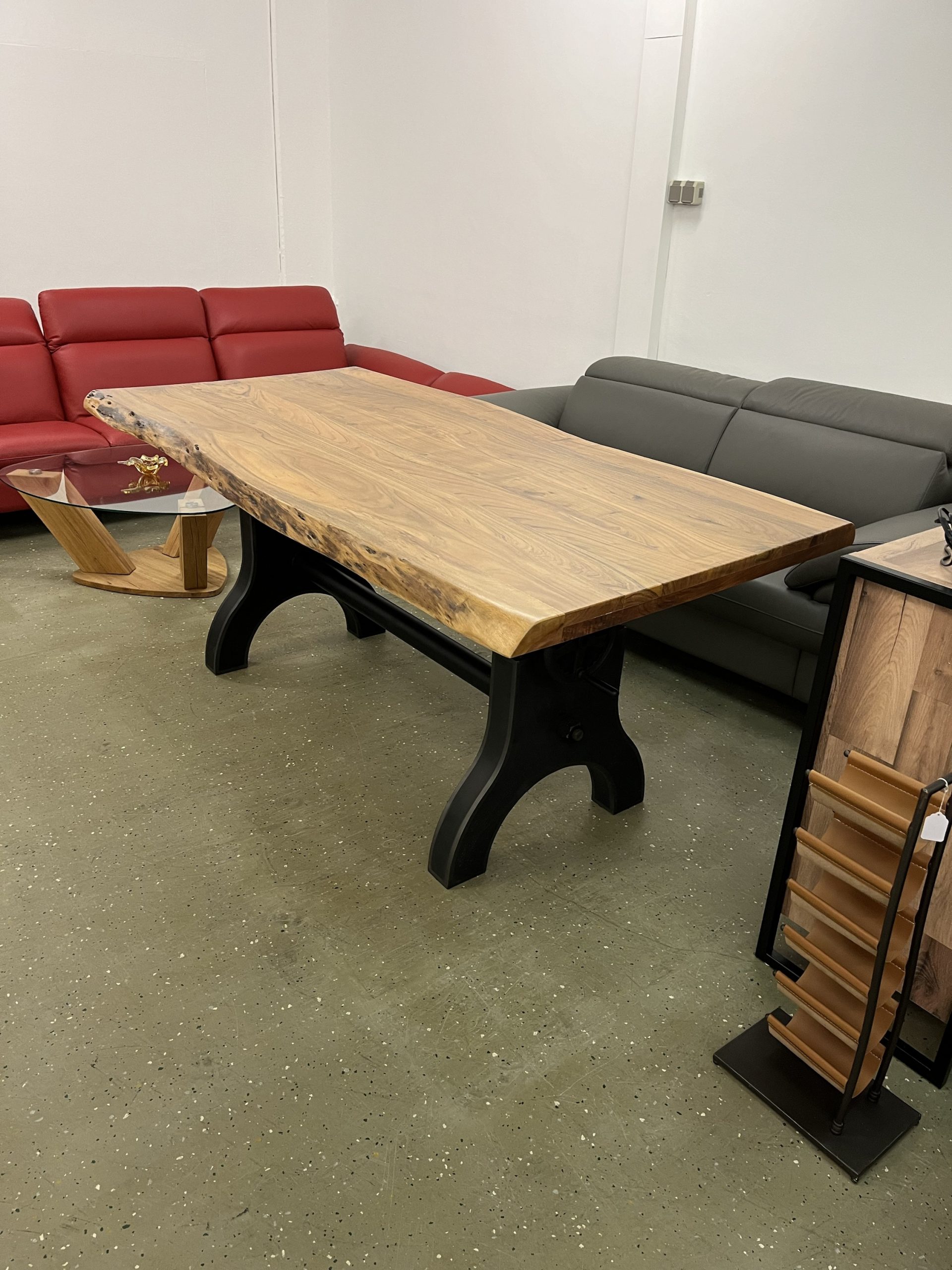 Tisch Industrie Rustikal Gusseisern
Höhenverstellbar massiv Holztisch Akazie + Echt Baumkante – Bild 19