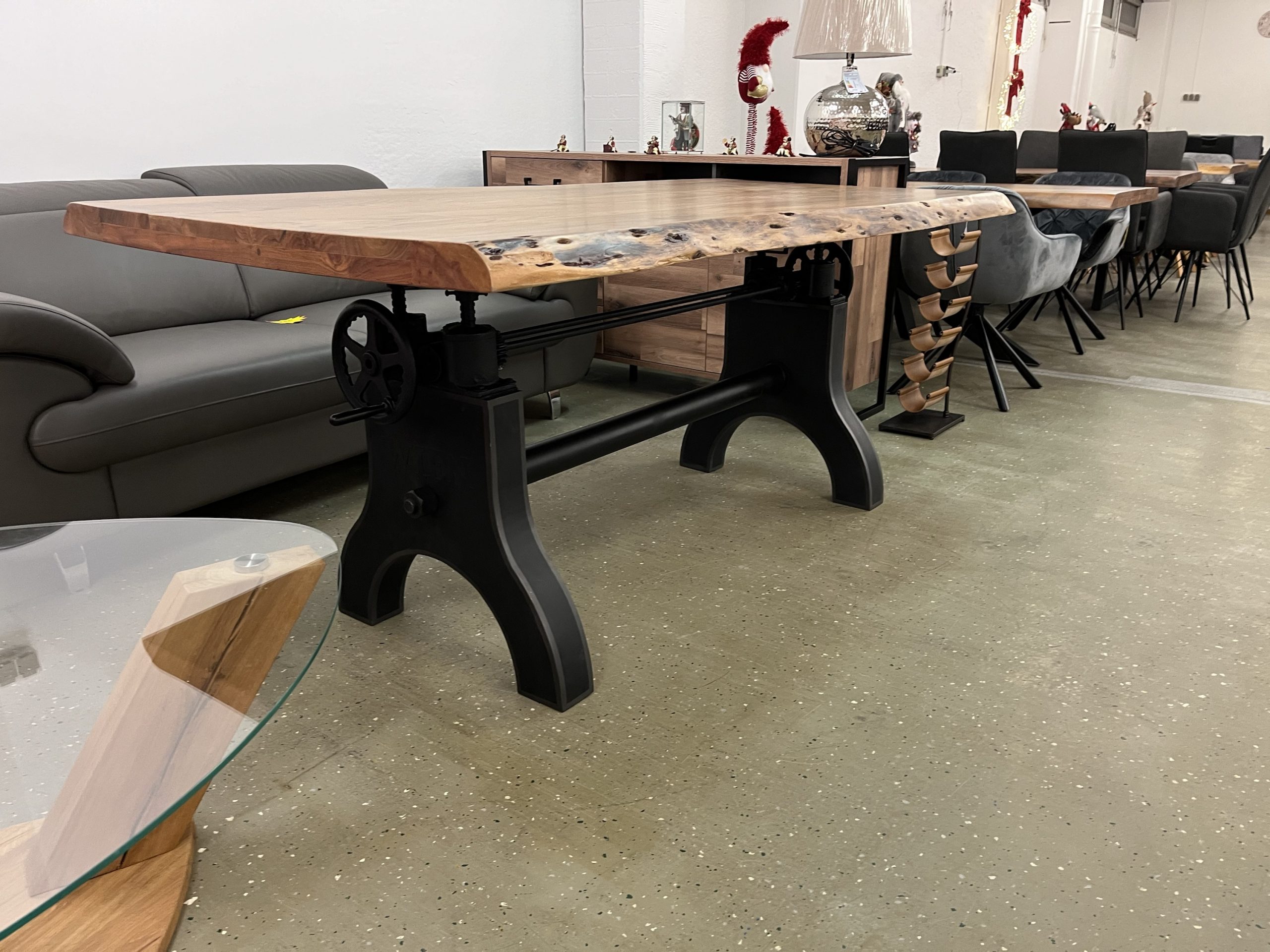 Tisch Industrie Rustikal Gusseisern
Höhenverstellbar massiv Holztisch Akazie + Echt Baumkante – Bild 4
