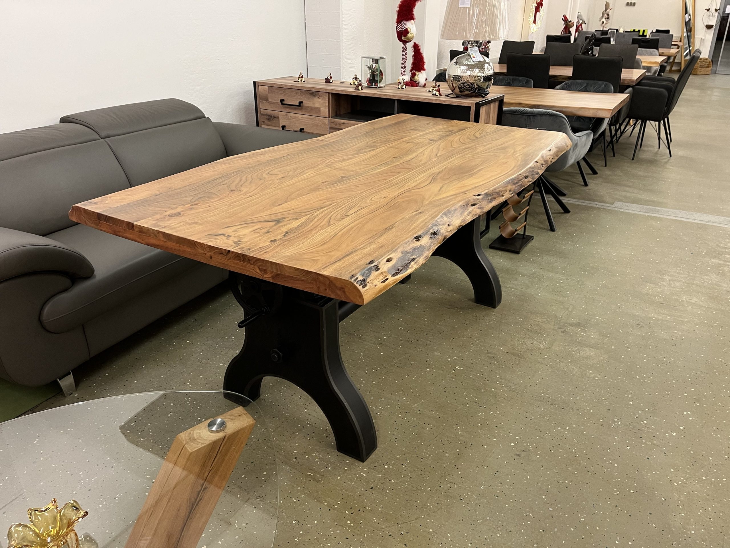 Tisch Industrie Rustikal Gusseisern
Höhenverstellbar massiv Holztisch Akazie + Echt Baumkante – Bild 3