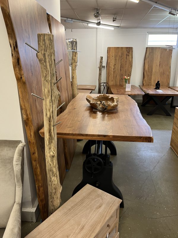 Tisch Industrie Rustikal Gusseisern
Höhenverstellbar massiv Holztisch Akazie + Echt Baumkante – Bild 2