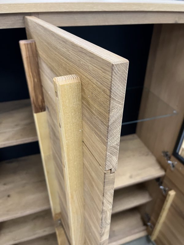 Highboard Kommode Vitrine Front
Massivholz Eiche – Bild 9