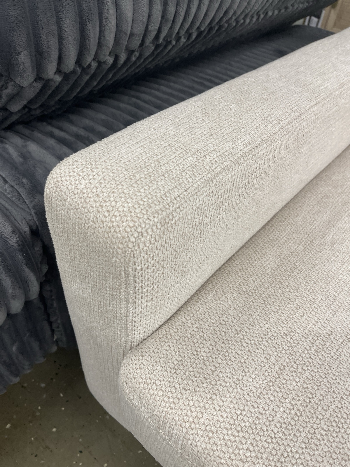 Ecksofa mit Holzfüßen Récamiere links und rechts montierbar ! – Bild 7