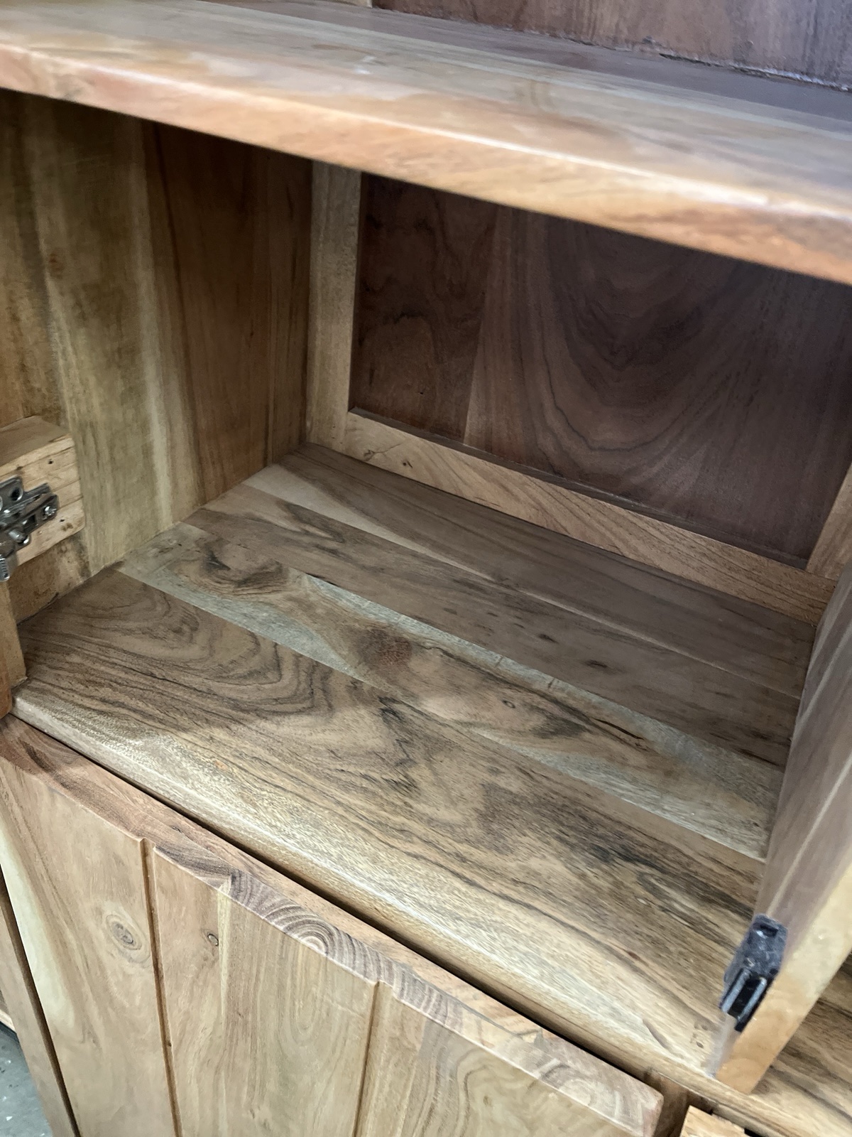 Highboard aus Akazien Massivholz
140x151x45 cm Neu – Bild 3