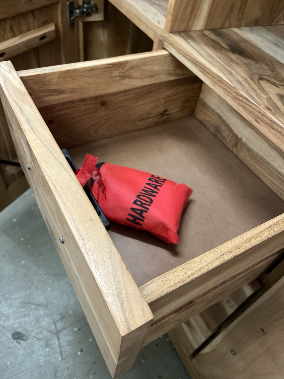 Highboard aus Akazien Massivholz
140x151x45 cm Neu – Bild 7