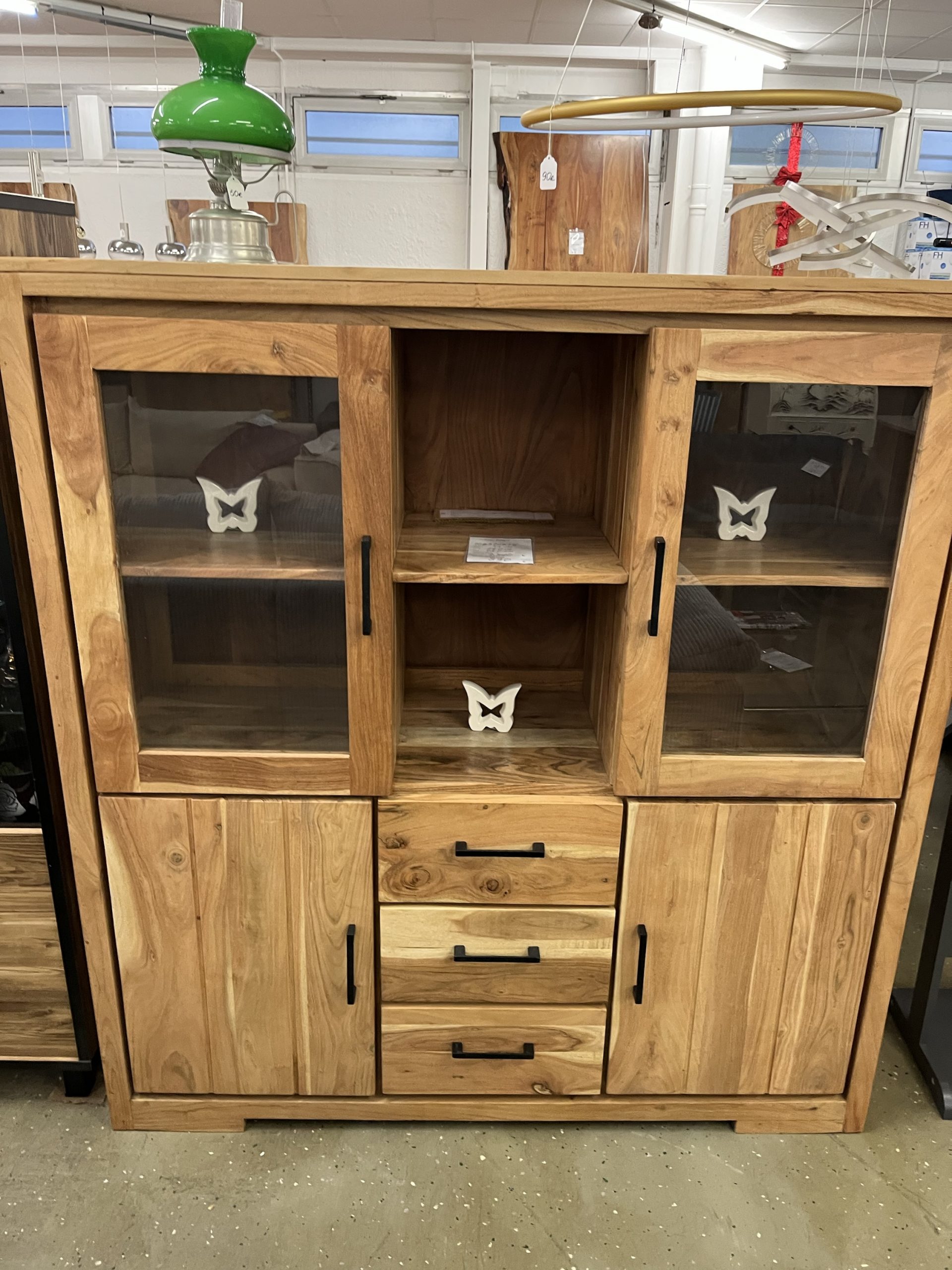 Highboard aus Akazien Massivholz
140x151x45 cm Neu