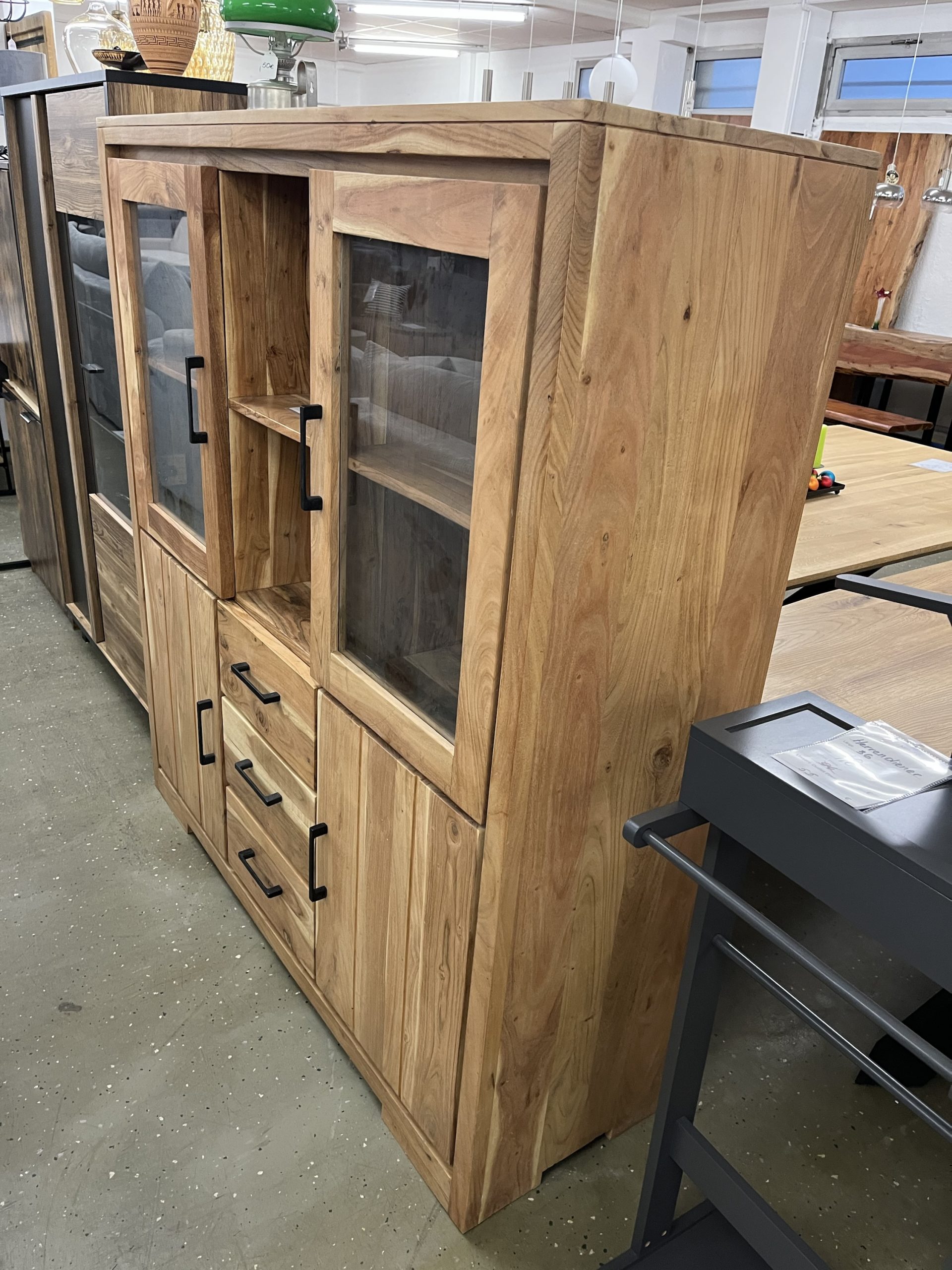 Highboard aus Akazien Massivholz
140x151x45 cm Neu – Bild 16