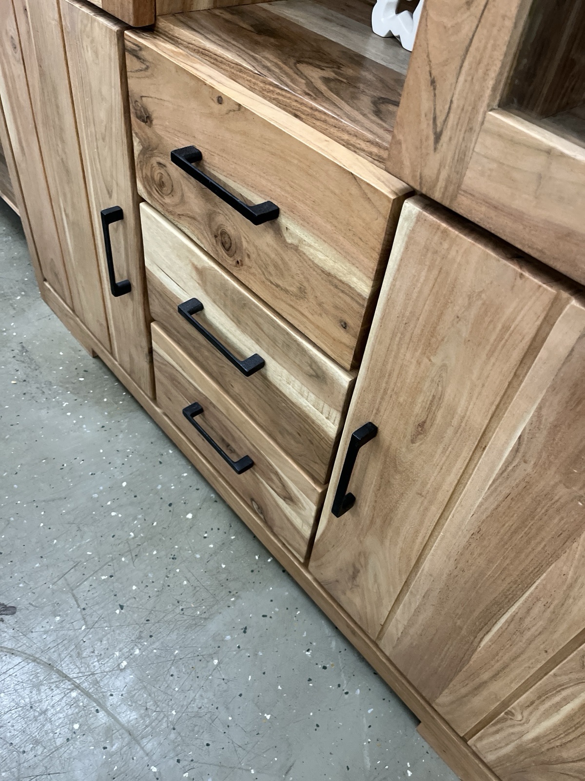 Highboard aus Akazien Massivholz
140x151x45 cm Neu – Bild 17